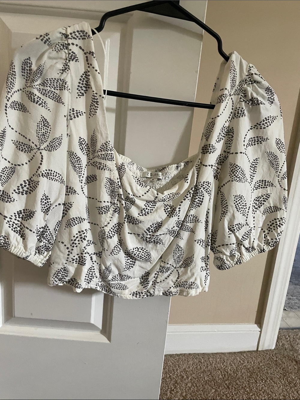 Z supply White Puff-Sleeve Crop Top with Black Leaf Print